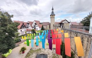 Die Fahnen hängen - Burgplatz-Oase Marbach