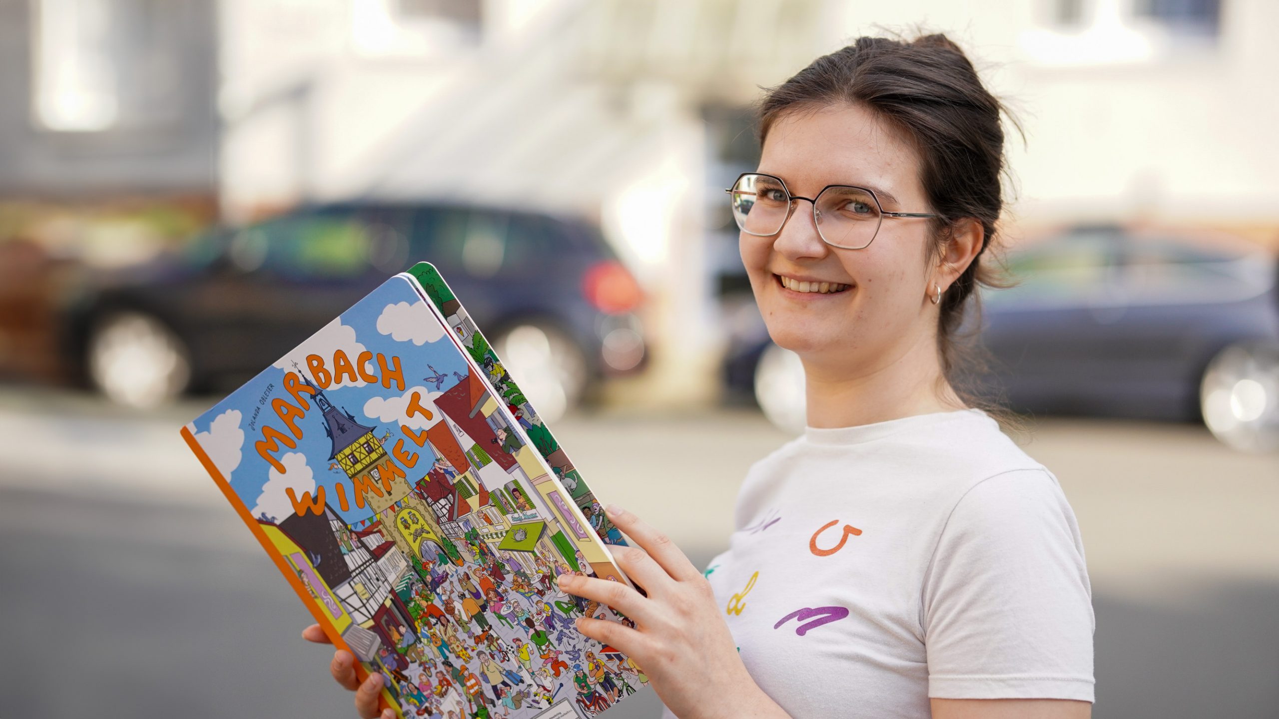 Die Illustratorin Jolanda Obleser freut sich, wenn ihr Marbacher Wimmelbuch nun von Hand zu Hand geht. Foto: Max Grafinger