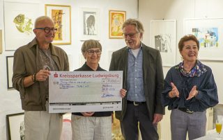 Buergerstiftung Schillerstadt Marbach profitiert von einer Benefizaktion der Galerie Wendelinskapelle · Stiftungspräsident Dr. Michael Herzog, Galeristin Monika Schreiber, Gerhard Schreiber und Sigrid Ensslin von der Marbacher Tafel